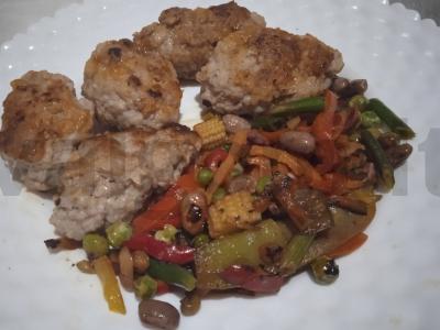 Kiaulienos kotletai su Karibų daržovių mišiniu pagrindine nuotrauka