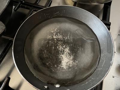 Spalvotas cukraus sirupas biskvitinių korpusų mirkymui Žingsnis 1