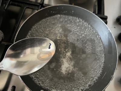 Spalvotas cukraus sirupas biskvitinių korpusų mirkymui Žingsnis 2