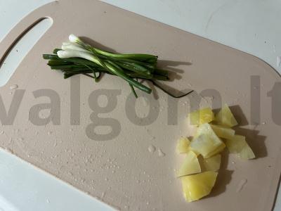 Tropinė padažas salotoms iš ananasų ir žaliojo svogūno Žingsnis 2