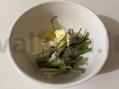 Tropinė padažas salotoms iš ananasų ir žaliojo svogūno Žingsnis 3