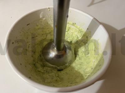 Tropinė padažas salotoms iš ananasų ir žaliojo svogūno Žingsnis 4