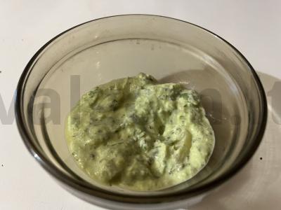 Tropinė padažas salotoms iš ananasų ir žaliojo svogūno pagrindine nuotrauka