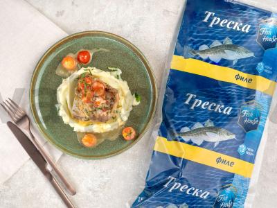 Balta žuvis su pomidorų padažu pagrindine nuotrauka