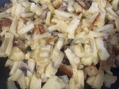 Kepti bulvės su žolelėmis ir pievagrybiais Žingsnis 4