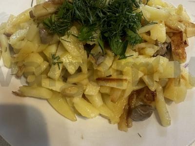 Kepti bulvės su žolelėmis ir pievagrybiais pagrindine nuotrauka