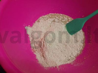 Ruginė-kvietinė duona ant rauginto tešlos Žingsnis 2