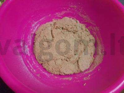 Ruginė-kvietinė duona ant rauginto tešlos Žingsnis 4