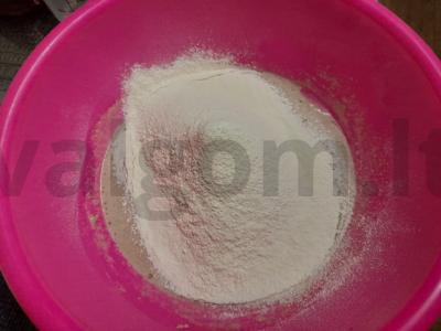 Ruginė-kvietinė duona ant rauginto tešlos Žingsnis 9