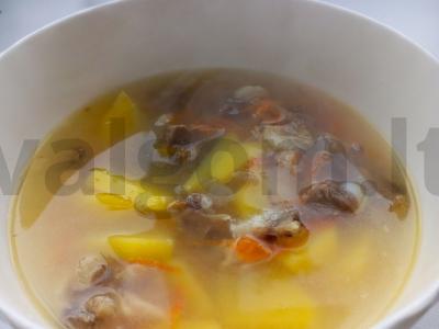 Sotūs daržovių sriuba su mėsos sultiniu pagrindine nuotrauka