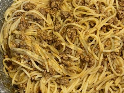 Laivų makaronai su mėsos faršu ir prieskoniais pagrindine nuotrauka