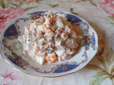 Karpių salotos su virtomis morkomis ir kiaušiniu pagrindine nuotrauka