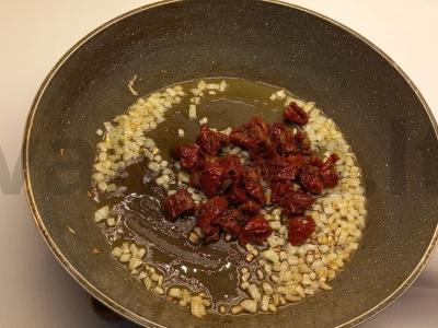 Skani pasta su tunu ir džiovintais pomidorais Žingsnis 1