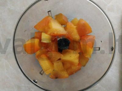 Švelnus persimonų ir apelsinų kokteilis su raugintu pienu Žingsnis 1