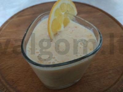 Švelnus persimonų ir apelsinų kokteilis su raugintu pienu pagrindine nuotrauka