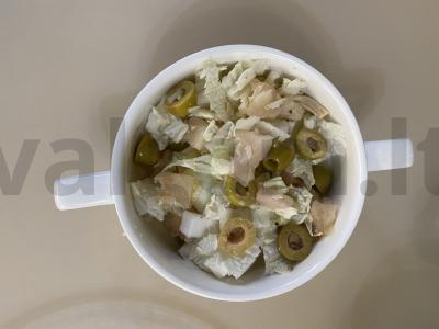 Salotos su riebia žuvimi, daržovėmis ir alyvuogėmis pagrindine nuotrauka