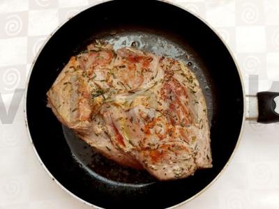 Kiauliena su fenheliu ir rozmarinu grietinėlės padaže Žingsnis 1