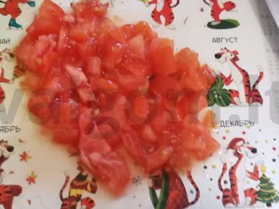 Graikiškas salotas su sūriu sirtaqi ir alyvuogėmis Žingsnis 1