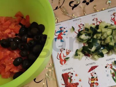 Graikiškas salotas su sūriu sirtaqi ir alyvuogėmis Žingsnis 2