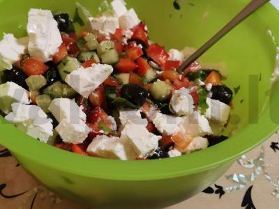 Graikiškas salotas su sūriu sirtaqi ir alyvuogėmis Žingsnis 3