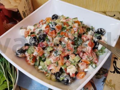 Graikiškas salotas su sūriu sirtaqi ir alyvuogėmis pagrindine nuotrauka