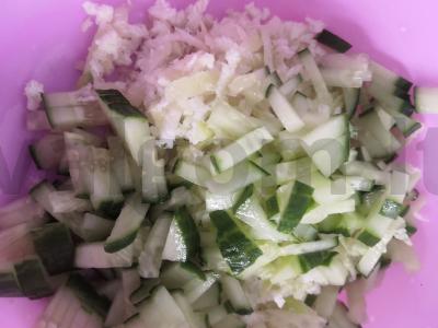 Lengvas ridikėlių salotas su varškės-grietinėlės padažu Žingsnis 1