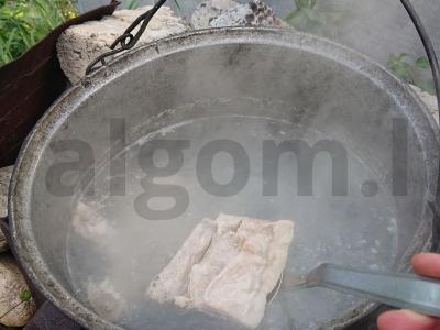 Žalias sriuba iš kiaulienos šonkaulių ir dilgėlių katile Žingsnis 1