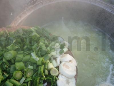 Žalias sriuba iš kiaulienos šonkaulių ir dilgėlių katile Žingsnis 3