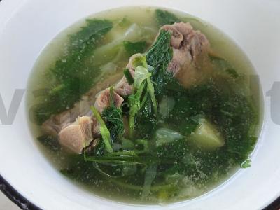 Žalias sriuba iš kiaulienos šonkaulių ir dilgėlių katile pagrindine nuotrauka