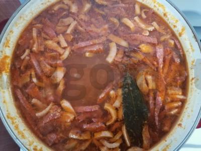 Namų sultinys su kiauliena ir dešra pagrindine nuotrauka