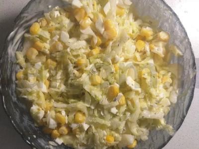 Salotas „Sėmmanuėlė“ su kopūstais ir kukurūzais pagrindine nuotrauka