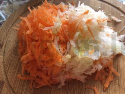 Vegetariškos kotletai iš avižų sėlenų, morkų ir svogūnų Žingsnis 2