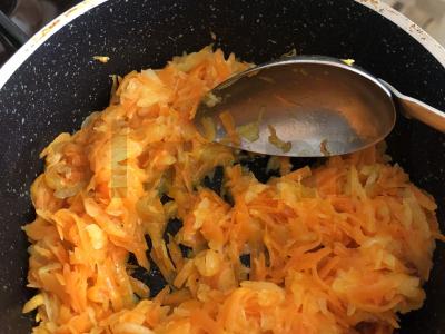 Vegetariškos kotletai iš avižų sėlenų, morkų ir svogūnų Žingsnis 3