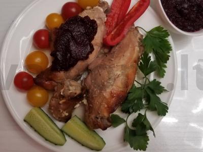 Keptas triušis su spanguolių padažu pagrindine nuotrauka