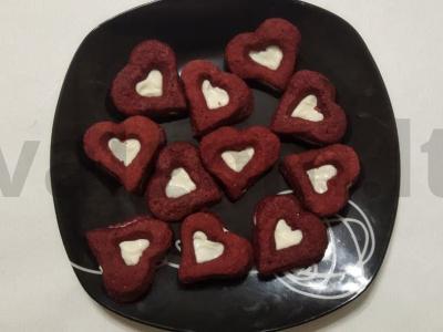 Raudonojo aksomo sausainiai su soda pagrindine nuotrauka