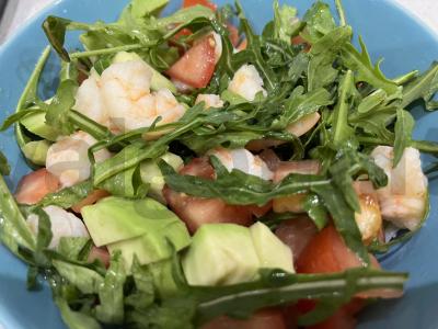 Avokadų ir krevečių salotos pagrindine nuotrauka