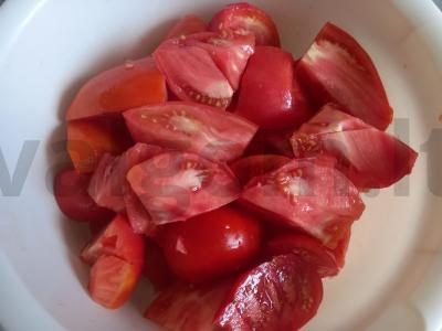 Pomidorų adžika su česnaku ir krienais be virimo Žingsnis 1