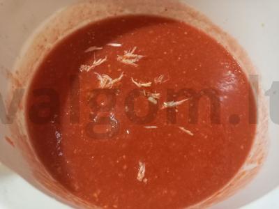 Pomidorų adžika su česnaku ir krienais be virimo Žingsnis 2