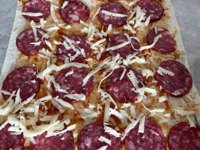 Vyniotiniai iš lavašo su dešra ir sūriu Žingsnis 2