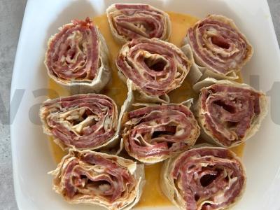 Vyniotiniai iš lavašo su dešra ir sūriu Žingsnis 5