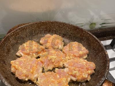 Vištienos kotletai su morkomis Žingsnis 3