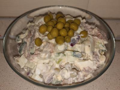 Salotas su liežuviu, žirniais ir raudonuoju svogūnu pagrindine nuotrauka