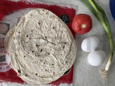 Kiaušinienė su pomidoru, dešra ir žaliu svogūnu lavaše Žingsnis 1