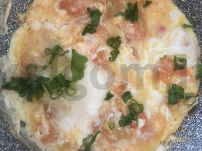 Kiaušinienė su pomidoru, dešra ir žaliu svogūnu lavaše Žingsnis 3