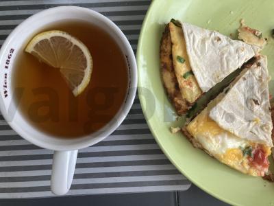 Kiaušinienė su pomidoru, dešra ir žaliu svogūnu lavaše pagrindine nuotrauka