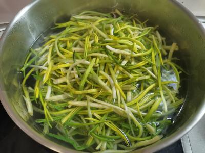 Marinuota česnakų laiškų Žingsnis 2