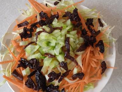 Salotas „Šluota“ su džiovintais abrikosais pagrindine nuotrauka