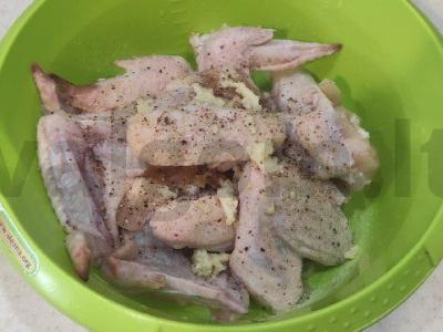 Kvapnūs vištienos sparneliai su prieskoniais granatų padaže Žingsnis 1