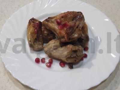 Kvapnūs vištienos sparneliai su prieskoniais granatų padaže pagrindine nuotrauka