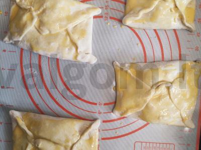 Sūrio ir žolelių samsa Žingsnis 10